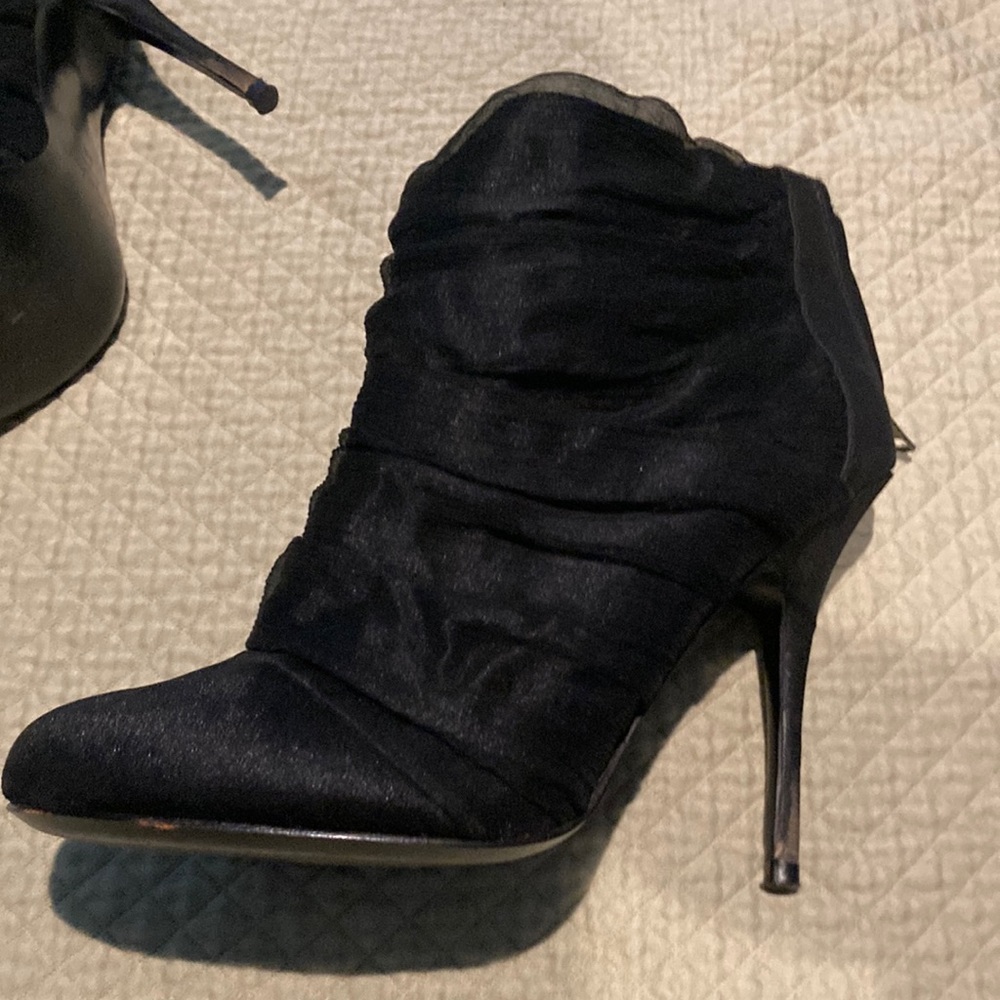 Black high heals Elizabeth and James